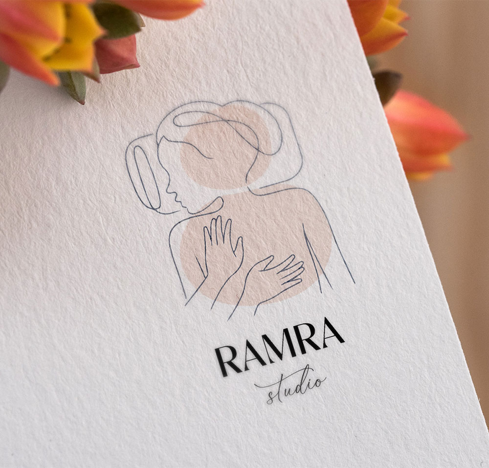 Logotipo de Ramra Studio impreso sobre papel